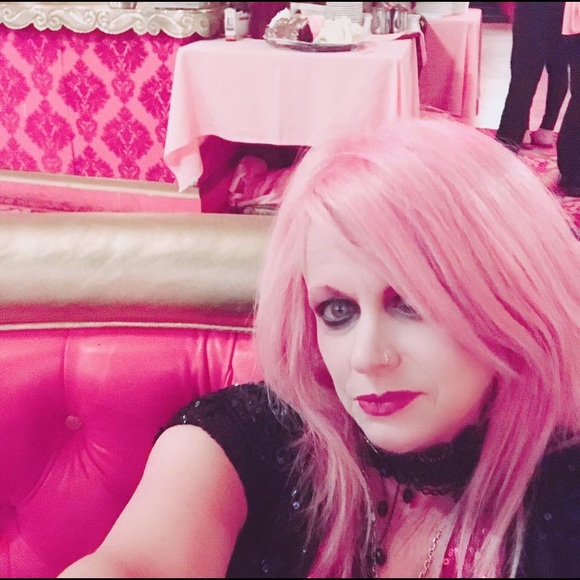 Hi I’m Erin I’m a pastel haired glitter goth - Picture 2 of 2